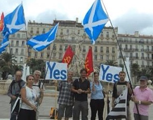 Manifestation du Partit Occitan en faveur du "oui" à Toulon. Selon Jaume Costa, "la question identitaire ou culturelle n'est pas entrée en ligne de compte en Ecosse" (photo POC DR) Manifestation du Partit Occitan en faveur du "oui" à Toulon. Selon Jaume Costa, "la question identitaire ou culturelle n'est pas entrée en ligne de compte en Ecosse" (photo POC DR)