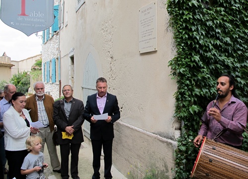 La plaque commémore la Santo-Estelo de 1880, écrite en classique et mistralien (photo MN)