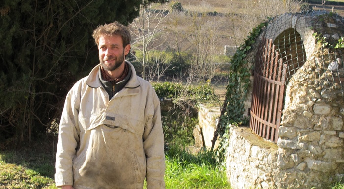 A Mouans-Sartoux, la commune a recruté un paysan, Sébastien Jourde, pour développer une exploitation agricole dont la mission est d'alimenter la cantine scolaire (photo MN)