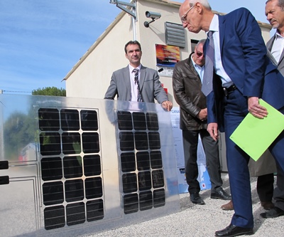 Des matériels seront testés, ainsi ces panneaux photovoltaïques souples, adaptés à la suspension au dessus d'un canal d'eau fraîche (photo MN)