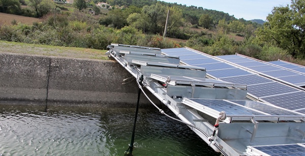 Rafraîchis par les canaux d'irrigation les panneaux solaires auraient un meilleur rendement. Une solution méditerranéenne ? (photo MN)