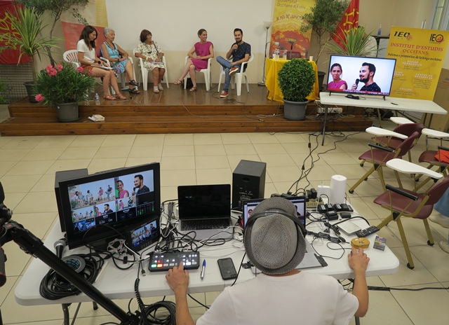 UOE 2022, tables rondes et discussions avec l'assistance en constituait l'essentiel ; une invitation au débat de société, le plus souvent en occitan (photo MN)