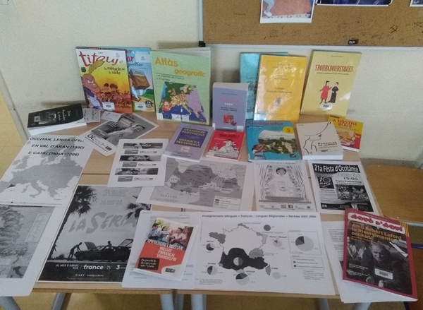 Table de présentation de médias en occitan lors d'une journée portes ouvertes ce mois de mars au lycée de Menton... Vous reconnaissez la revue à droite en bas ? (photo LR DR) Table de présentation de médias en occitan lors d'une journée portes ouvertes ce mois de mars au lycée de Menton... Vous reconnaissez la revue à droite en bas ? (photo LR DR)