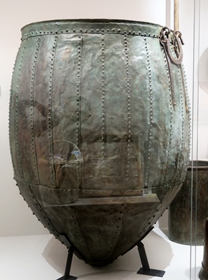 Contenance environ 500 litres. La bière fabriquée rituellement est servie lors de fêtes qui ressoudent les communautés montagnardes. Bientôt en parle dans le magazine Aquò d'Aquí (photo MN) Contenance environ 500 litres. La bière fabriquée rituellement est servie lors de fêtes qui ressoudent les communautés montagnardes. Bientôt en parle dans le magazine Aquò d'Aquí (photo MN)