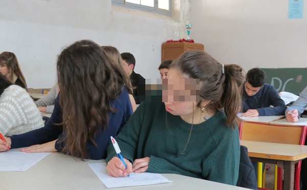 Elèves niçois lors de la Dictada... combien choisiront de se préparer à enseigner l'occitan dans un contexte marqué par  un Etat qui cherche à faire dépérir la matière ? (photo MN)