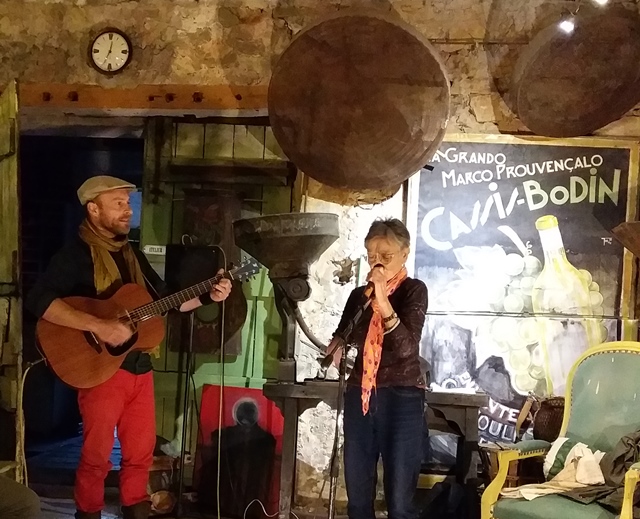 A Carnoules la soirée organisée pour la présentation du livre fut une véritable fête occitane rurale (photo Patricia Jouve DR)