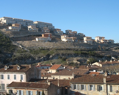 Septèmes, 11 000 habitants, à cheval entre traditions et modernité, veut cultiver le "vivre ensemble" à une station de bus de Marseille (photo MN)