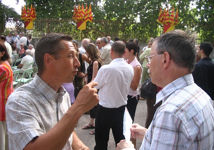 Ici vers 2008 en grande discussion avec son complice Pierre Bréchet, bientôt président de l'Institut d'Estudis Occitan. Comme lui, Bernat Moulin avait beaucoup profité des travaux et de l'expérience de Guiu Martin (photo MN)