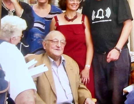 Avec l'équipe du festival arlésien Convivència, en 2003 (photo communiquée par Viviano Roux DR) Avec l'équipe du festival arlésien Convivència, en 2003 (photo communiquée par Viviano Roux DR)