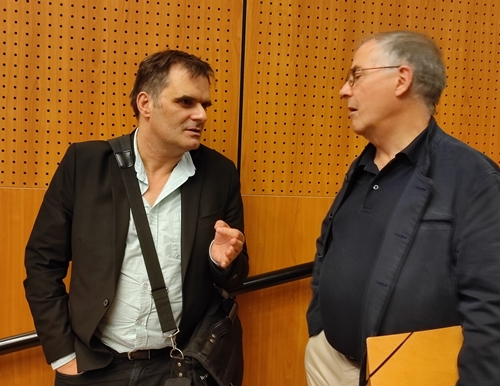 Discussions entre linguistes (Domergue Sumien et Patric Sauzet) à propos d'un autre linguiste, Robèrt Lafont (photo MN)