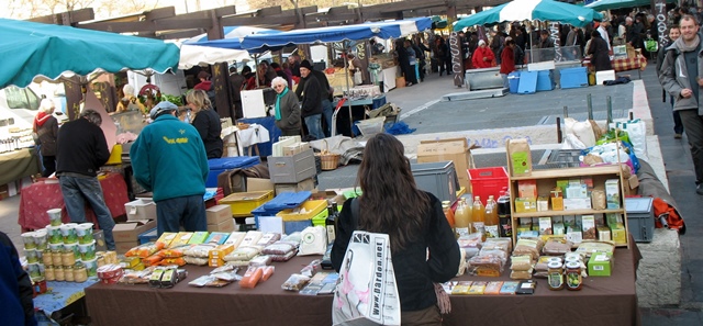 Marché de producteurs, depuis 2001 sur le Cours Julien. C'était une des manifestations de volonté du vivre ensemble porté par l'Association du quartier (photo MN)