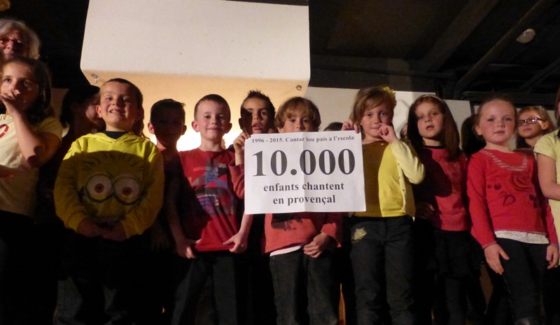 Si le dimanche est consacré aux groupes choraux, le samedi lui, laisse les écoliers donner de la voix (photo Cantar lo país DR)