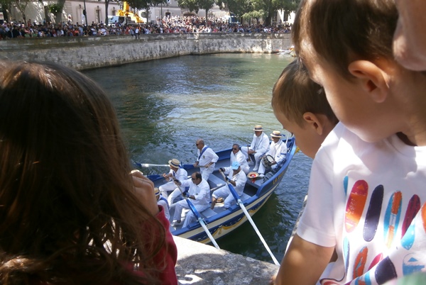 Le succès est tel que le public ne peut voir correctement la Targa (photo AC DR) Le succès est tel que le public ne peut voir correctement la Targa (photo AC DR)