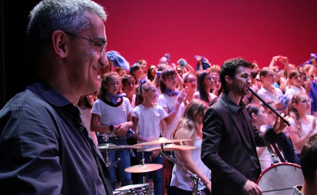 Le compositeur Philippe Franceschi, plutôt content de ce travail de longue haleine qui fait voyager 500 élèves et le public autour de la Méditerranée et de ses peuples (photo Matthew Marion DR)