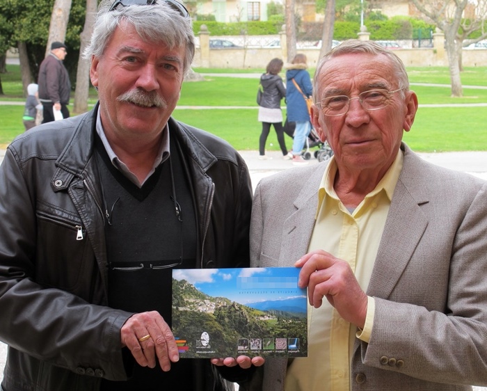 Avec Andrieu Saissi ( à g.) Joan-Pèire Baquié déniche l'occitan dans les noms de lieux du Rouret (06). La commune leur demande de préparer une signalétique (photo MN)