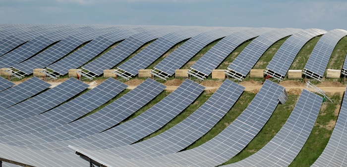 Le photovoltaïque dans le bâtiment à énergie positive ? Un argument face à la consommation d'espace agricole des centrales solaires actuelles. Ici aux Mées, sur le plateau de Puymoisson (photo MN).