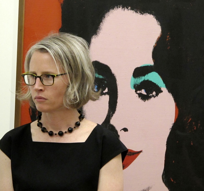 La conservatrice du SFMOMA Caitlin Haskell et l'oeuvre d'Andy Warhol au musée Granet, parmi les toiles et sculptures  de la collection Fisher (photo MN)