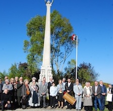 Devant le monument aux morts de Bidestroff (photo XDR)