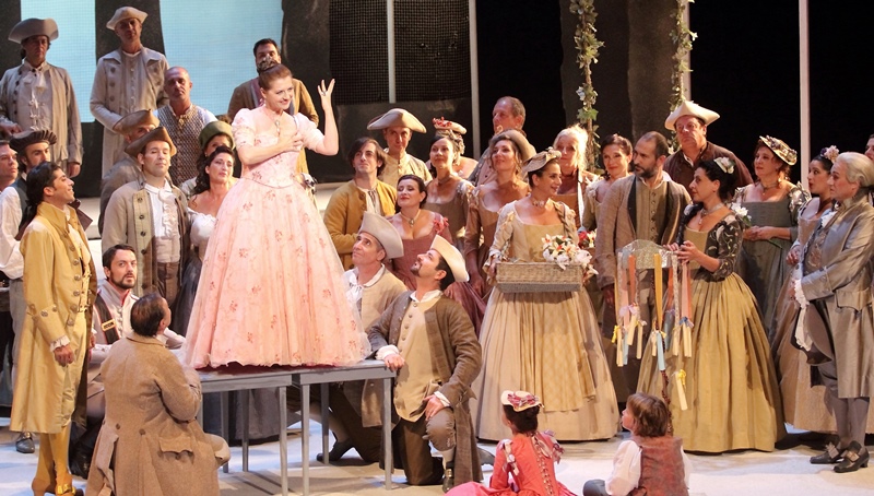 Un sommet vocal avec Patrizia Ciofi (Manon). Le costume aide t-il la voix ? (photo Christian Dresse / Opéra Marseille DR)