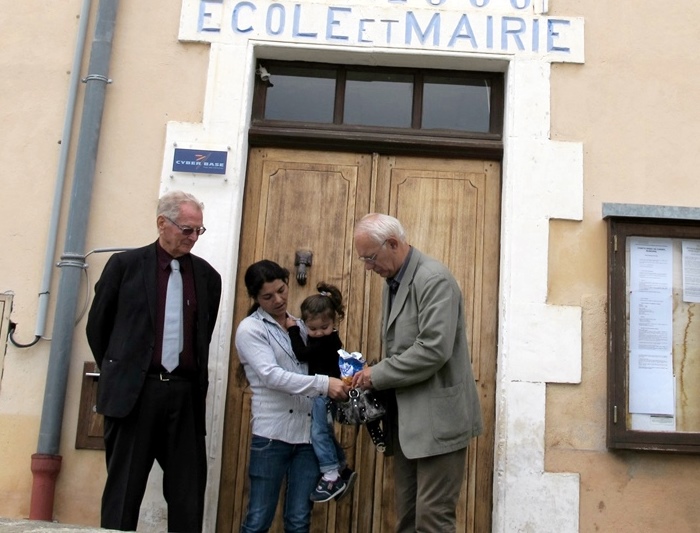 Une mère entre deux maires devant l'école sauvée : Roger Mei, Violeta Banciu et Alain Louche...quand la politique sert vraiment à produire du bonheur (photo MN)