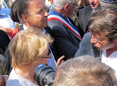 En mars 2012, lors de la manifestation toulousaine d'Anem Òc, le président socialiste du Sénat, Jean-Pierre Bell (ici à côté d'Eva Joly) se prononce pour la Charte Européenne. La gauche disposera trois mois plus tard de la majorité dans les deux assemblées, mais ne lancera pas le processus pourtant promis par François Hollande durant la campagne présidentielle (photo MN)