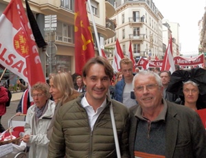 Dans d'autres régions on manifestait ce 24 octobre, ainsi à Strasbourg, où notre chroniqueur Andrieu Abbe avait choisi de marcher, avec Pèire Costa, anciennement chargé de mission du député européen ALE François Alfonsi (photo XDR) Dans d'autres régions on manifestait ce 24 octobre, ainsi à Strasbourg, où notre chroniqueur Andrieu Abbe avait choisi de marcher, avec Pèire Costa, anciennement chargé de mission du député européen ALE François Alfonsi (photo XDR)