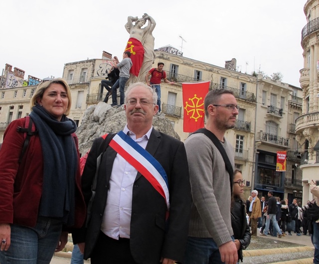 Si les têtes de liste aux Régionales en Provence ont choisi Arles, des élus provençaux viennent témoigner de l'unité du mouvement pour la langue d'oc à Montpellier: Marc Vuillemot est maire de La Seyne (Var - 65 000 habitants) où il développe une politique d'affichage de la langue régionale. Ici avec la conseillère municipale déléguée à la langue régionale, Cécile Jourda (photo MN) Si les têtes de liste aux Régionales en Provence ont choisi Arles, des élus provençaux viennent témoigner de l'unité du mouvement pour la langue d'oc à Montpellier: Marc Vuillemot est maire de La Seyne (Var - 65 000 habitants) où il développe une politique d'affichage de la langue régionale. Ici avec la conseillère municipale déléguée à la langue régionale, Cécile Jourda (photo MN)