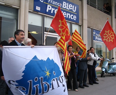 Novembre 2004: rassemblement à Aix pour le respect de la charte de Radio France Bleue (photo MN)