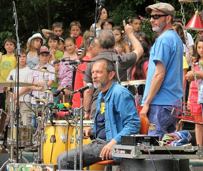 A Correns en mai 2012, le groupe Moussu T avec les élèves de classes de la Provence Verte. Les musiciens ne l'ont pas cherché, mais leurs chansons figurent souvent dans les projets scolaires (photo MN)