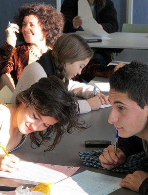 On s'amuse aussi à être studieux, juste avant le spectacle et le Reiaume (gâteau des Rois) comme ici à Nice avec l'IEO 06 en 2012 (photo MN)