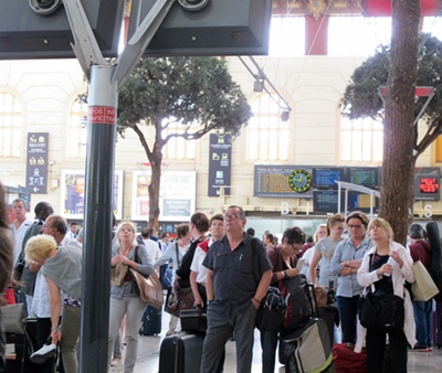 Attente à la Gare Saint-Charles de Marseille. Avec 20% de trains régionaux en retards, les pénalités payées par la SNCF oscillent entre 2 et 5 M€ l'an. Leur versement aux usagers est à l'étude (-photo MN) Attente à la Gare Saint-Charles de Marseille. Avec 20% de trains régionaux en retards, les pénalités payées par la SNCF oscillent entre 2 et 5 M€ l'an. Leur versement aux usagers est à l'étude (-photo MN)