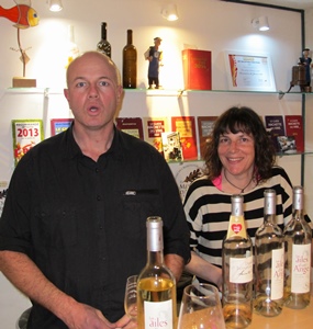 Frédéric Arnaud et Hélène Dragon. Si leurs vins font les délices des restaurants américains et canadiens, il se boivent aussi en Provence, "et je l'élabore en nommant les choses comme je les connais, en provençal", soutient Frédéric, approuvé par Hélène, qui parle l'occitan (photo MN)