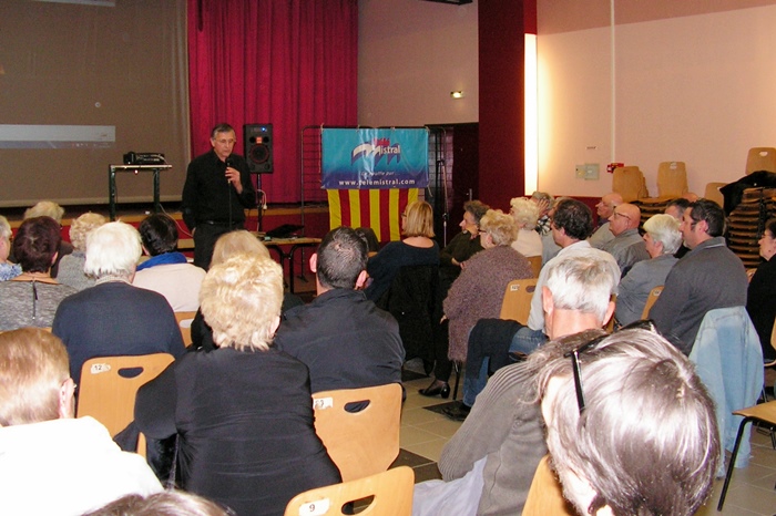 Michel Gravier présente le programme du Festival, le public est au rendez-vous (photo XDR)