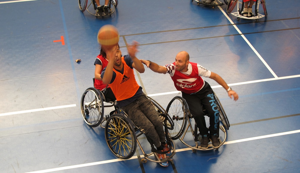 Pour une heure, ils ont essayé de se mettre dans la situation d'une personne handicapée (photo MN)