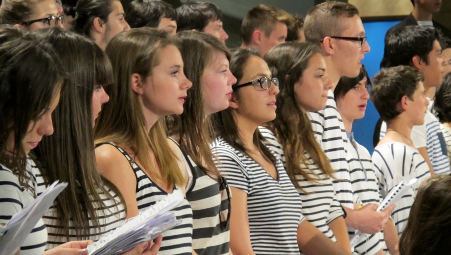 Mai 2014 à l'Hotel de Région Provence Alpes Cote d'Azur, 60 lycéens d'Aix et Vitrolles pour une création chantée sur le Poème du Rhone de Mistral. Une ode à l'entente méditerranenne (photo MN)