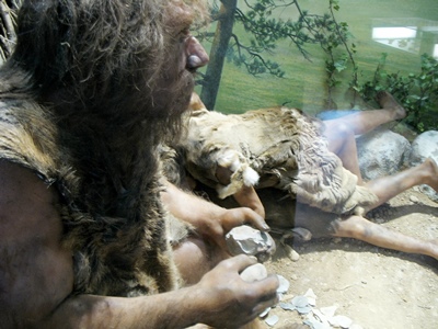 Il aurait bien frotté deux silex pour allumer un clope, si celui-ci avait été inventé...Habitat Néanderthal Musée de la Préhistoire de Quinson (photo MN)