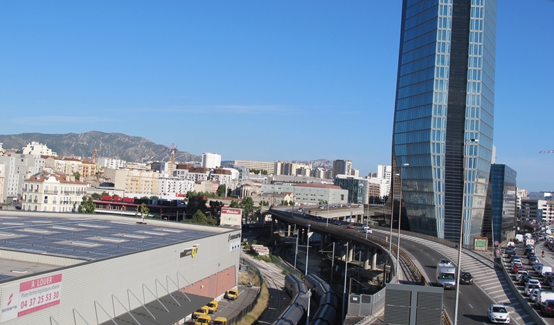 La ceinture urbaine de Marseille abrite de nombreux cadres et décideurs qui reviennent travailler dans la cité phocéenne le jour. Apparemment cela ne suffit pas à créer d'incontournables solidarités territoriales (photo MN)