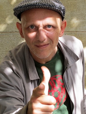 Gary Greu chante volontiers "Au marché du soleil". La chanson est offerte à Christian Philibert pour son film Afrikaïoli (photo MN) Gary Greu chante volontiers "Au marché du soleil". La chanson est offerte à Christian Philibert pour son film Afrikaïoli (photo MN)