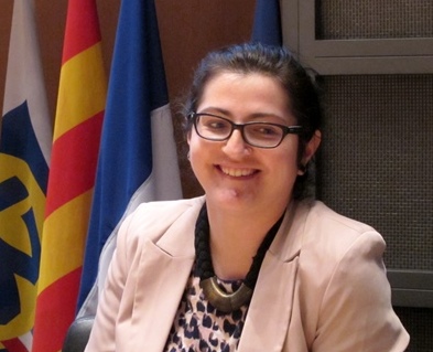 Avec la mise en relation des langues romanes dans l'enseignement, comme l'occitan, les petits élèves apprennent mieux le français. Quand ils ne l'entendent pas à la maison, c'est une aide précieuse, selon Céline Limongi, professeure dans une école des Quartiers Nord de Marseille (photo MN) Avec la mise en relation des langues romanes dans l'enseignement, comme l'occitan, les petits élèves apprennent mieux le français. Quand ils ne l'entendent pas à la maison, c'est une aide précieuse, selon Céline Limongi, professeure dans une école des Quartiers Nord de Marseille (photo MN)