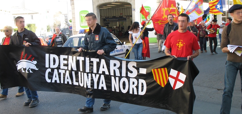 17 mars 2007 à Béziers. parmi les 15 000 manifestants "pour la langue d'oc" se glissent divers groupes identitaires, qui alors seront expulsés du cortège. Qu'en serait-il en 2016 ? (photo MN)