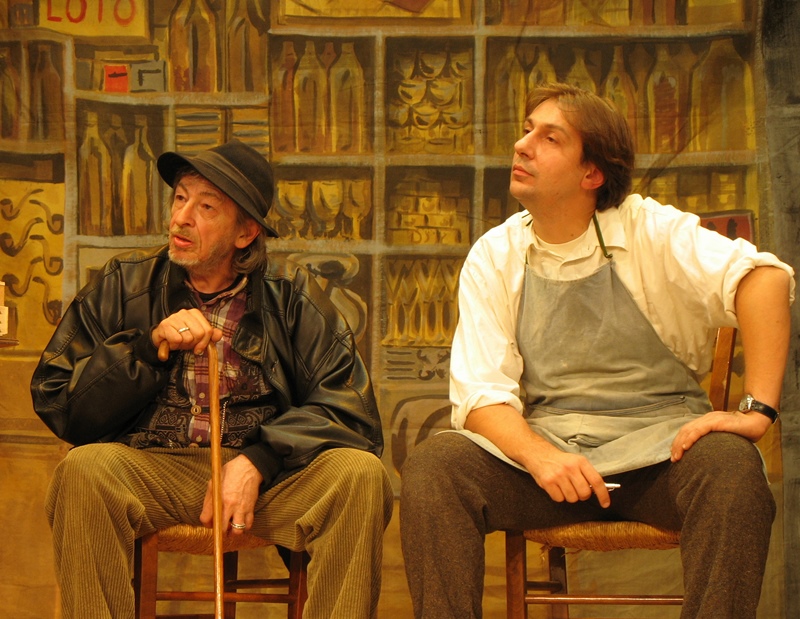 Reinat Anfosso, ici au Festival de Théâtre en Provençal de Fuveau, en 2006, à gauche et avec Cristòu Daurore, dans les "Remantas nucleàrias" de Bernat Vaton (photo MN)