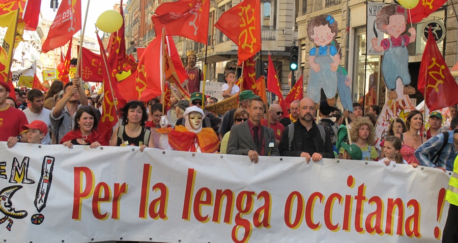 Toulouse, mars 2012. Tous unis pour l'occitan. Au premier plan le président de l'IEO, Pèire Bréchet, un Provençal. Aujourd'hui, s'il utilise le terme Occitanie, il risque le procès (photo MN)