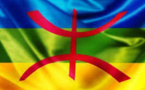 Drapèus amazighs enebits de manifestar